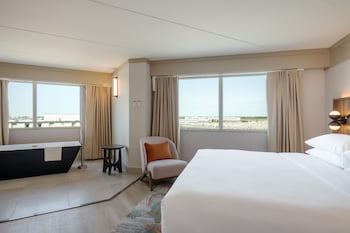 1 KING 1 BEDROOM SUITE EXEC LEVEL - SOAKER TUB