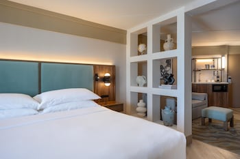 1 KING 1 BEDROOM SUITE EXEC LEVEL - SOAKER TUB