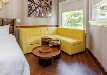 Deluxe Room, 2 Queen Beds, Accessible Bathtub