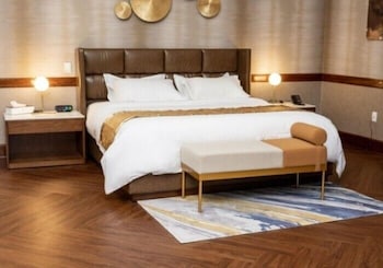 Deluxe Room, 1 King Bed, Patio