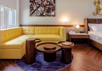 Deluxe Room, 1 King Bed, Accessible Bathtub