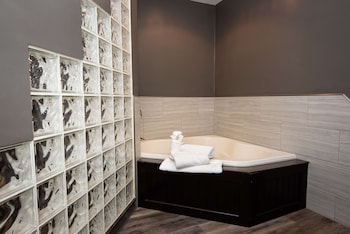 Suite, 1 King Bed, Non Smoking, Kitchenette (with Sofabed)