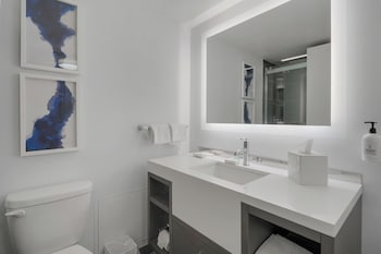 Room, 1 King Bed, Hearing Accessible