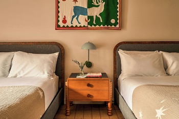 Room, 2 Queen Beds, Balcony, Mountain View