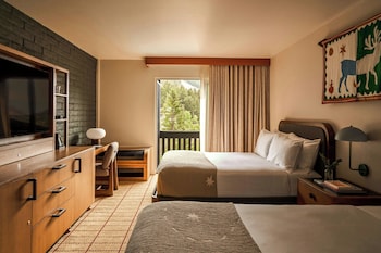 Room, 2 Queen Beds, Balcony, Mountain View