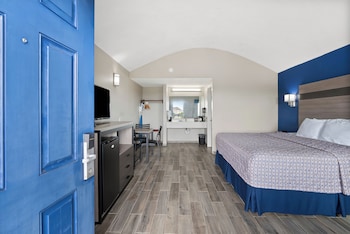 Standard Room, 1 King Bed, Non Smoking, Ocean View