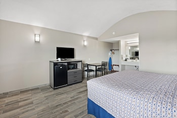Standard Room, 1 King Bed, Non Smoking, Ocean View