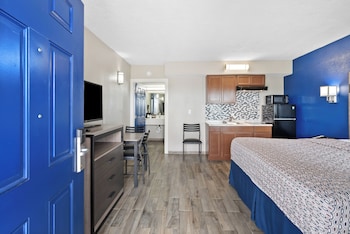 Standard Room, 1 King Bed, Mobility Accessible, Kitchenette