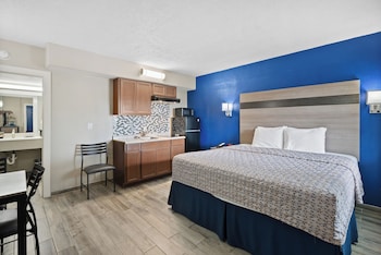 Standard Room, 1 King Bed, Non Smoking, Kitchenette