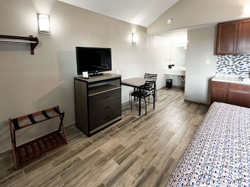 Standard Room, 1 King Bed, Non Smoking, Kitchenette