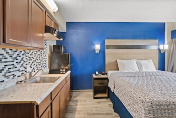 Standard Room, 1 King Bed, Mobility Accessible, Kitchenette