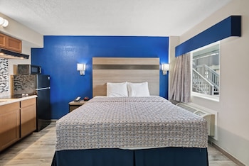 Standard Room, 1 King Bed, Mobility Accessible, Kitchenette