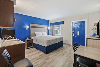 Standard Room, 1 King Bed, Mobility Accessible, Kitchenette