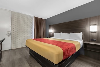 Room, 1 King Bed, Smoking
