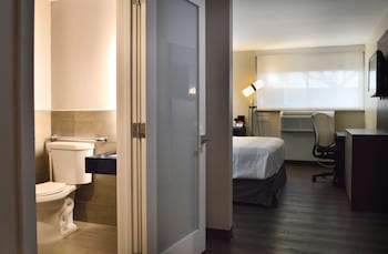 Standard Room, 1 King Bed, Accessible, Non Smoking