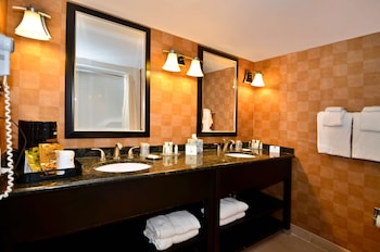 Business Suite, 1 King Bed, Non Smoking, Microwave