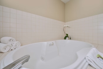 Standard Room, 1 King Bed, Non Smoking, Hot Tub
