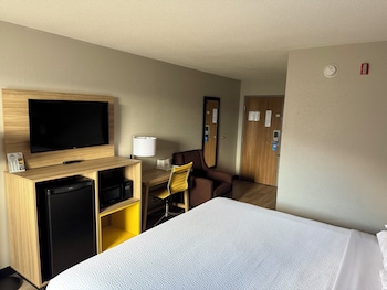 Room, 1 King Bed, Accessible, Non Smoking (Mobility, Bathtub w/ Grab Bars)