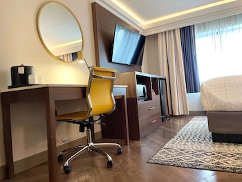 Standard Room, 1 Queen Bed, Non Smoking, Refrigerator & Microwave