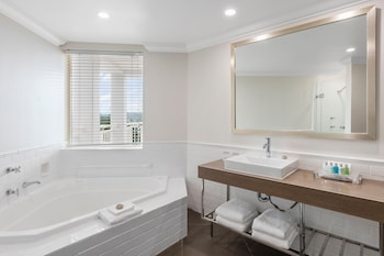 Suite, Club Lounge Access (Pacific)