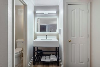 Deluxe Room, 2 Queen Beds, Non Smoking