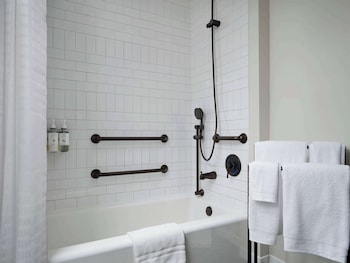 Deluxe Room, 1 King Bed, Accessible, Bathtub