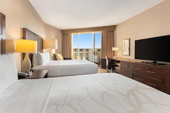 Room, 2 Queen Beds, Balcony, Pool View