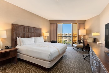 Room, 1 King Bed, Balcony, Pool View