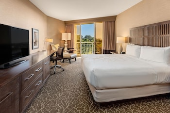 Room, 1 King Bed, Balcony (Top Floor)