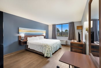 Studio, 1 King Bed, Non Smoking, Kitchenette