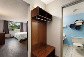 Studio, 1 King Bed, Non Smoking, Kitchenette