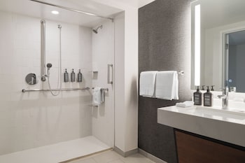 Room, 1 Queen Bed, Hearing Accessible (Roll-in Shower)