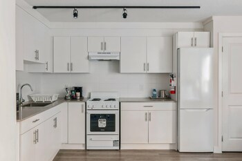 1 Bedroom Suite with Kitchenette and Sofa Bed, 1 Queen Bed, Non Smoking