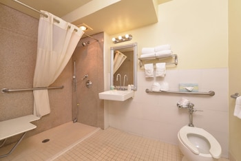Standard Room, 2 Double Beds, Accessible with Roll-In Shower, Non Smoking