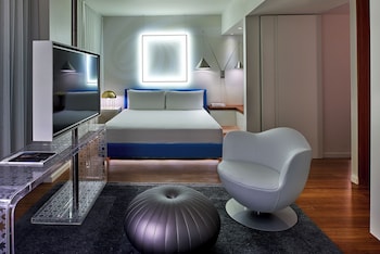 Studio, 1 King Bed, Accessible (Mobility & Hearing, Roll-In Shower)