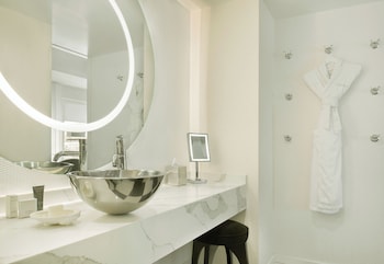 Studio, 1 King Bed, Accessible (Mobility & Hearing, Roll-In Shower)