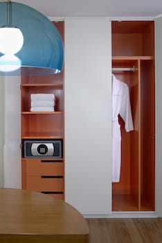 Deluxe Studio, 1 King Bed, Accessible, Bathtub (Mobility & Hearing)