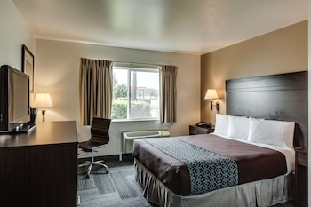 Standard Room, 1 Queen Bed, Non Smoking, Refrigerator & Microwave (Pet Friendly)