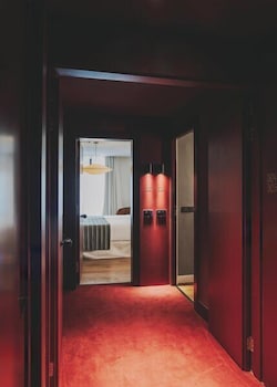 Family Room, City View (for 5)