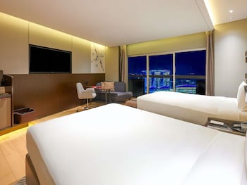 Swiss Prestige Marina Bay, 2 Doubles, High Floor, Balcony, Marina Bay View