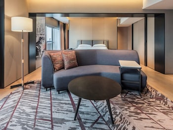MARINA BAY SUITE, 1 King, L65 lounge access, 2 balconies, Marina Bay view
