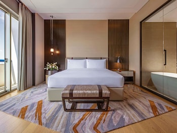 Crest Suite, 1 King, L65 Lounge Access, High Floor, 2 Balconies, Panoramic View