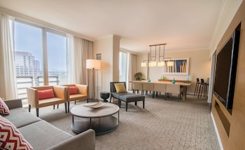 Presidential Suite, 1 King Bed with Sofa bed, Jetted Tub, Valley View (Top Floor, 2 Room Suite)