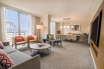 Presidential Suite, 1 King Bed with Sofa bed, Jetted Tub, Valley View (Top Floor, 2 Room Suite)