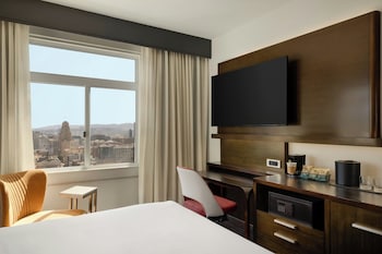 Room, 1 King Bed, City View (Mobility/Hearing Accessible, Tub)