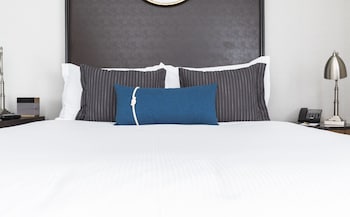 Deluxe Room, 1 Queen Bed (High Floor)