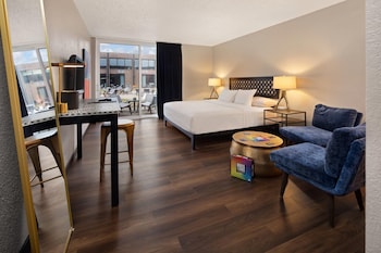 Room, 1 King Bed, Roll-in Shower, Non Smoking (Patio, Courtyard View)