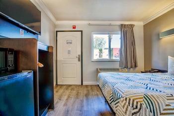 Standard Room, 1 King Bed, Accessible, Non Smoking