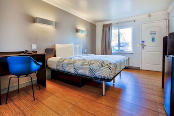 Standard Room, 1 King Bed, Accessible, Non Smoking