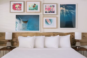 Room, 1 King Bed, Roll-in Shower, Poolside
